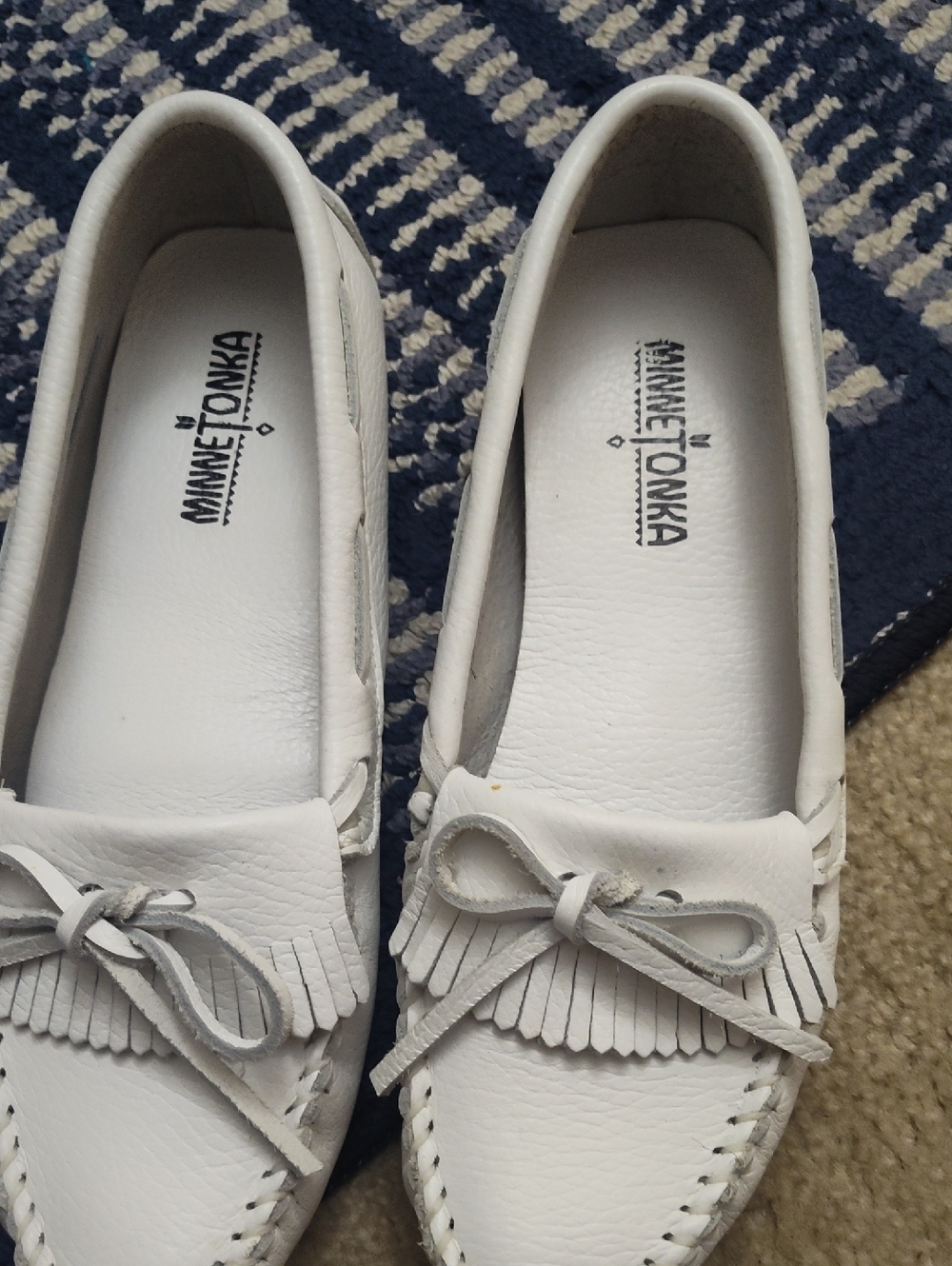 Minnetonka White Kilty Bow Moccasin Loafers. In Excellent Use Condition .